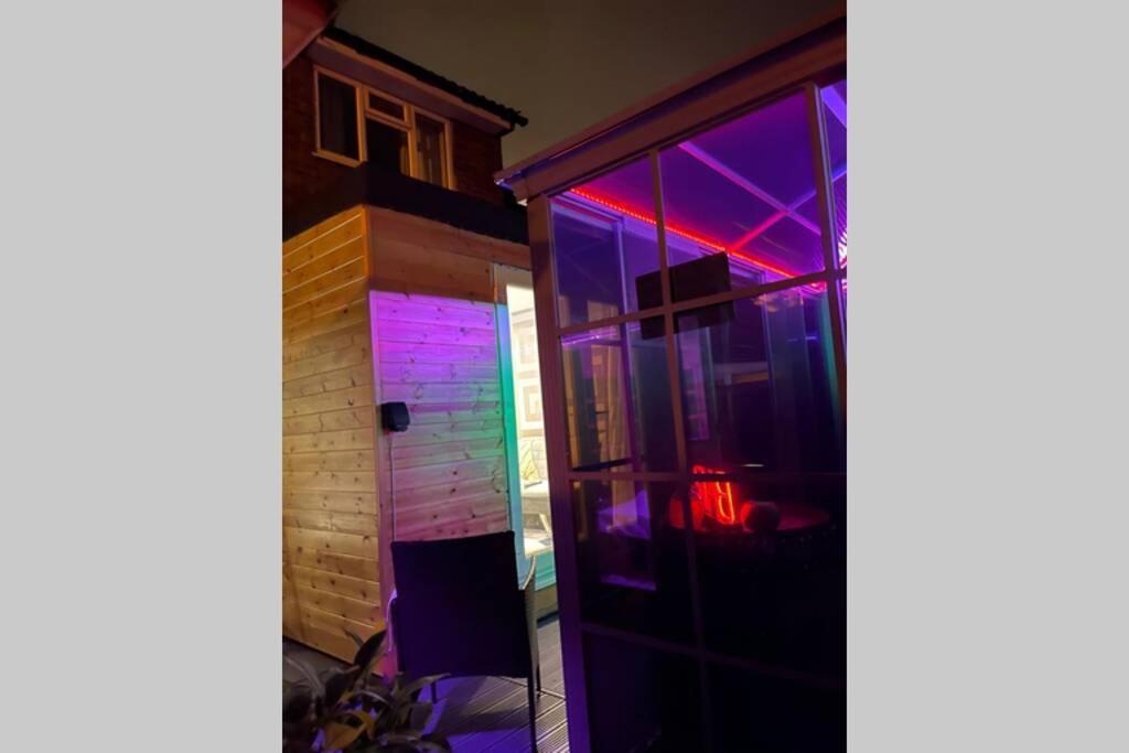 Unique Luxury Spa Sauna Hottub Gaming Private Bar Holiday home *