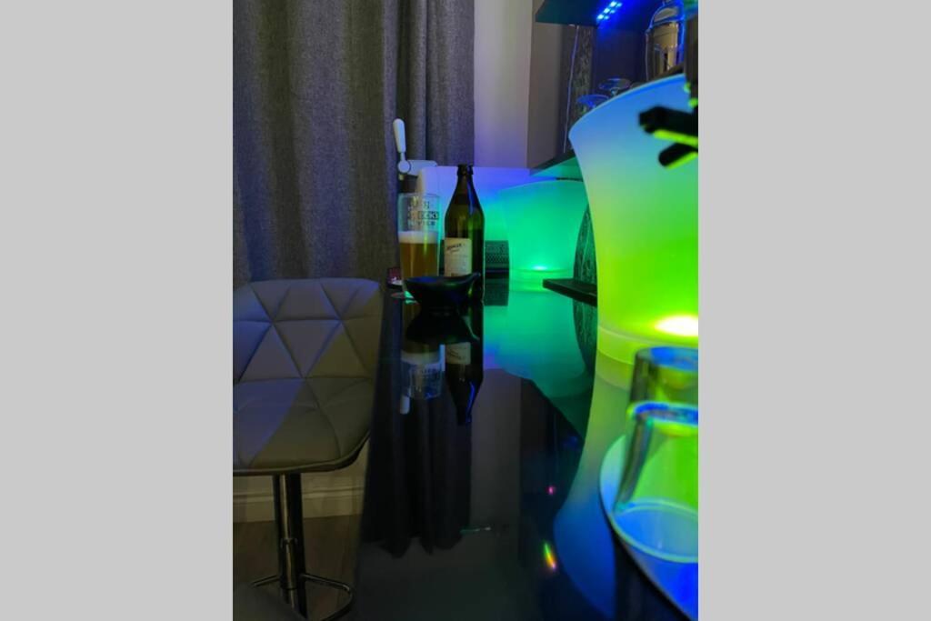 Unique Luxury Spa Sauna Hottub Gaming Private Bar Milton Keynes