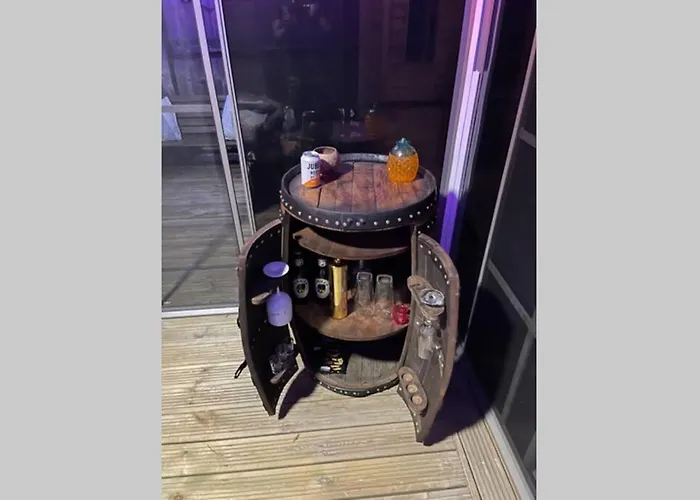 Unique Luxury Spa Sauna Hottub Gaming Private Bar