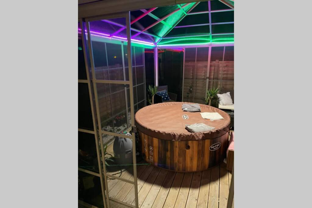 Unique Luxury Spa Sauna Hottub Gaming Private Bar