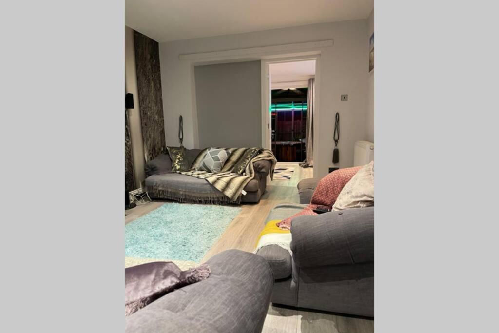 Holiday home Unique Luxury Spa Sauna Hottub Gaming Private Bar *