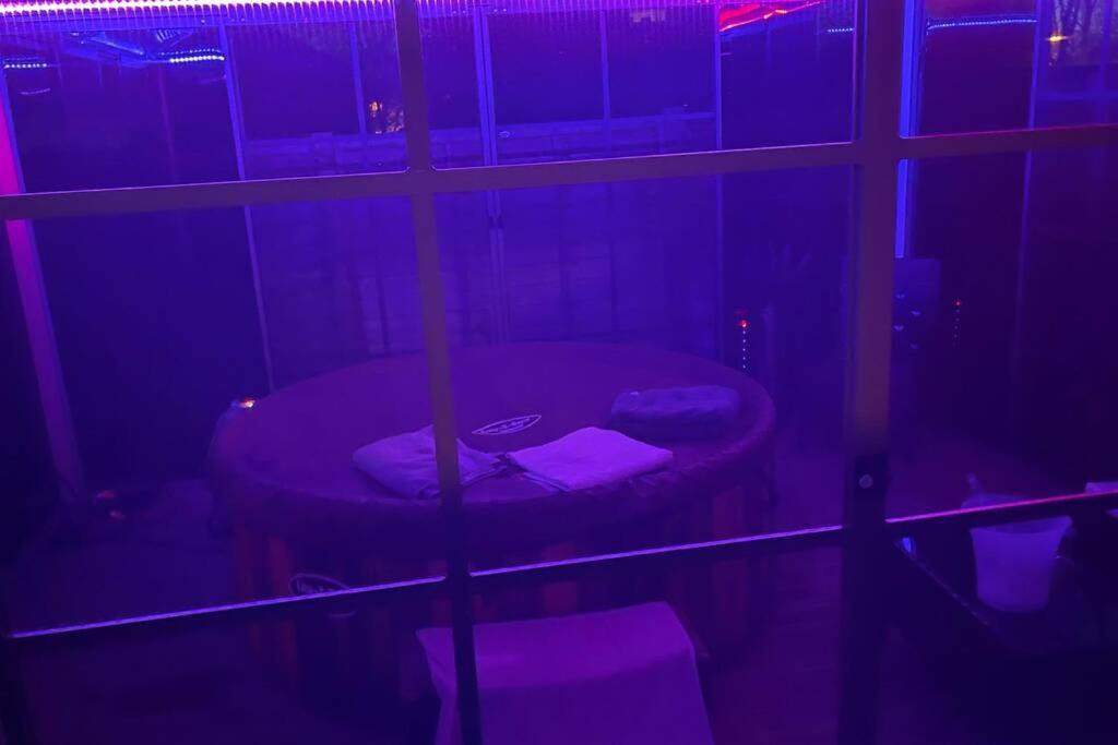 Unique Luxury Spa Sauna Hottub Gaming Private Bar Milton Keynes