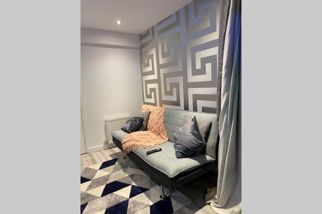 Unique Luxury Spa Sauna Hottub Gaming Private Bar * Milton Keynes