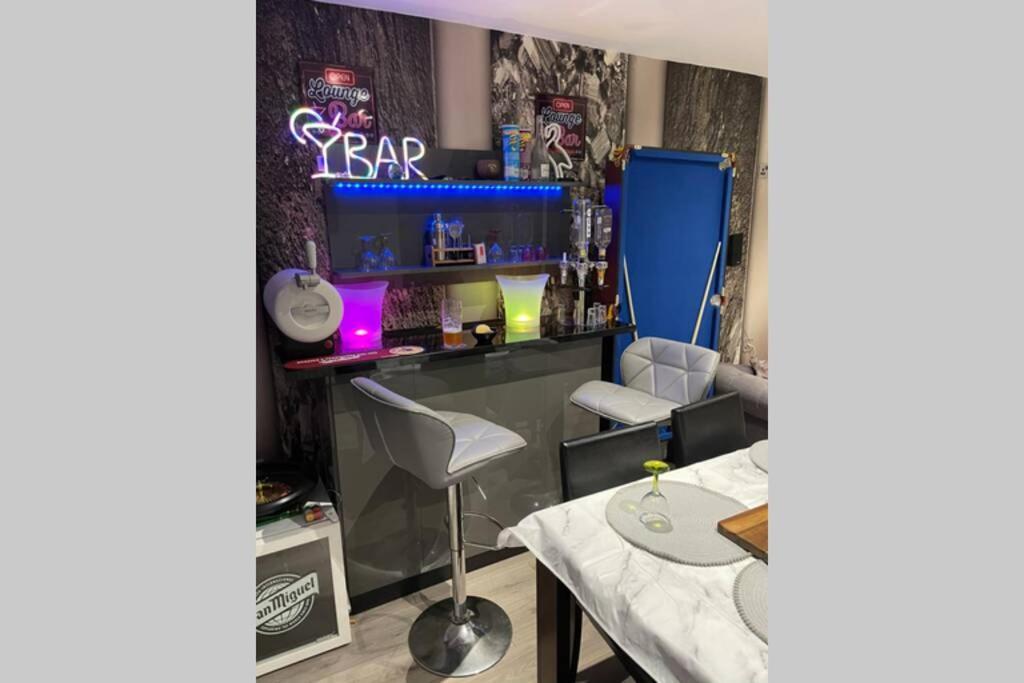 Unique Luxury Spa Sauna Hottub Gaming Private Bar Holiday home Milton Keynes