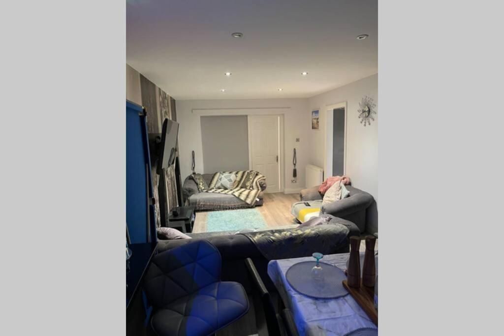 Unique Luxury Spa Sauna Hottub Gaming Private Bar * Milton Keynes