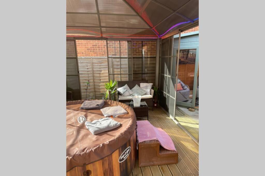 Holiday home Unique Luxury Spa Sauna Hottub Gaming Private Bar *