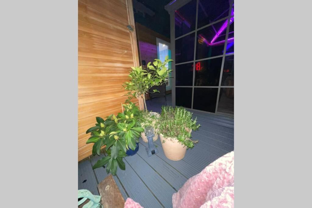 Unique Luxury Spa Sauna Hottub Gaming Private Bar *