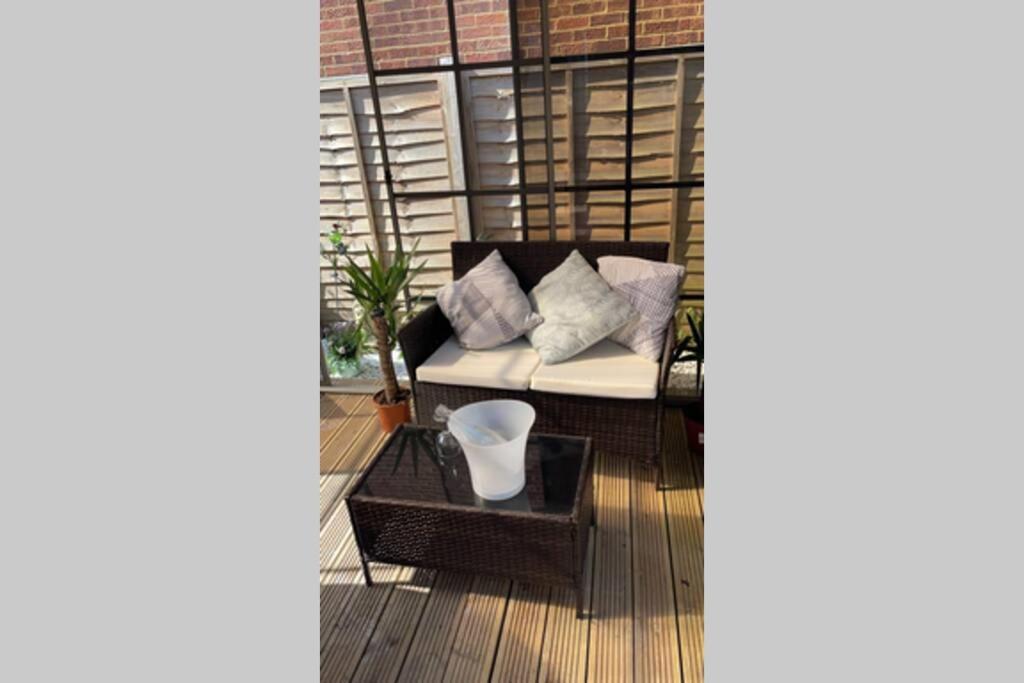 Unique Luxury Spa Sauna Hottub Gaming Private Bar Milton Keynes