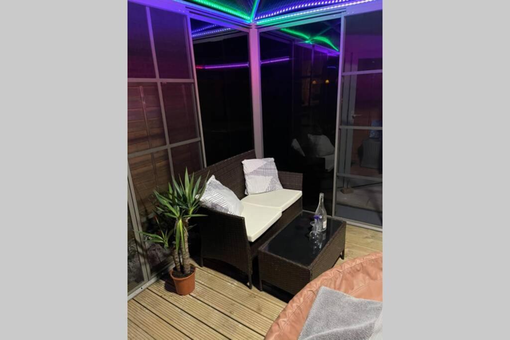 Holiday home Unique Luxury Spa Sauna Hottub Gaming Private Bar *