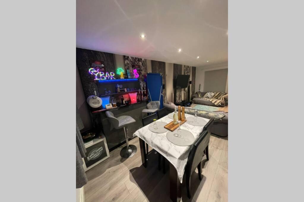 Holiday home Unique Luxury Spa Sauna Hottub Gaming Private Bar *
