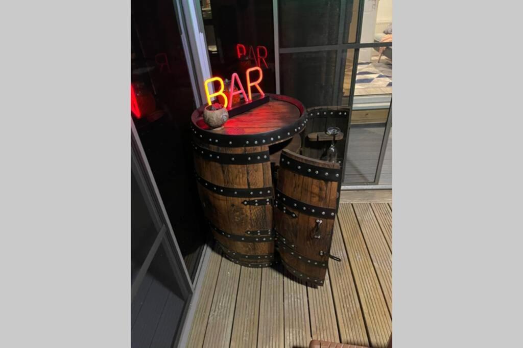 Unique Luxury Spa Sauna Hottub Gaming Private Bar Holiday home
