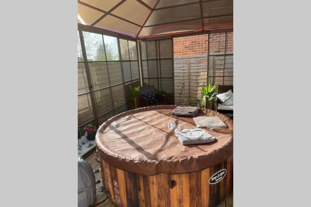 Unique Luxury Spa Sauna Hottub Gaming Private Bar Milton Keynes