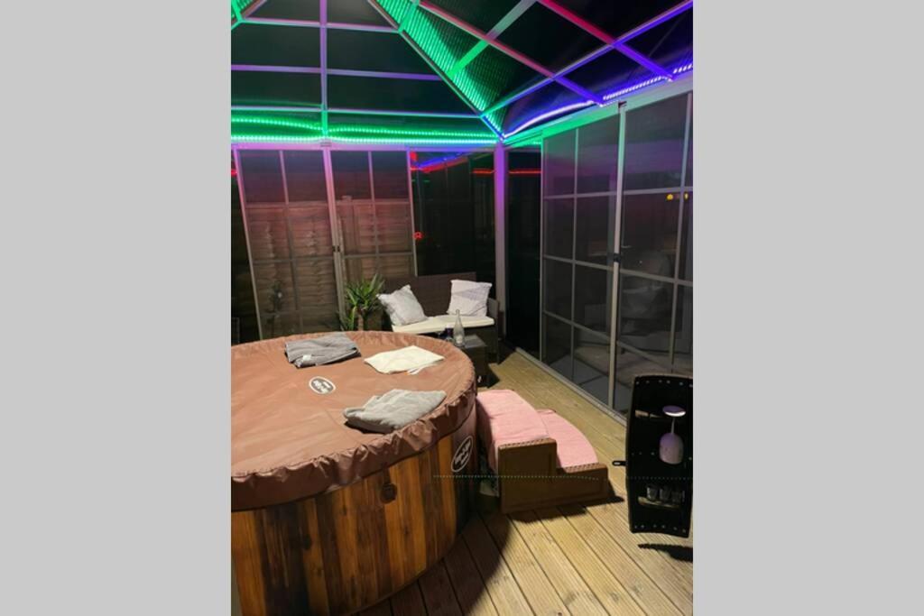 Unique Luxury Spa Sauna Hottub Gaming Private Bar Milton Keynes