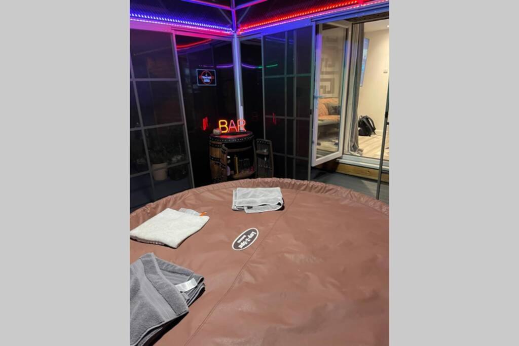 Unique Luxury Spa Sauna Hottub Gaming Private Bar Holiday home *
