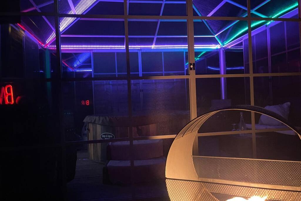 Unique Luxury Spa Sauna Hottub Gaming Private Bar