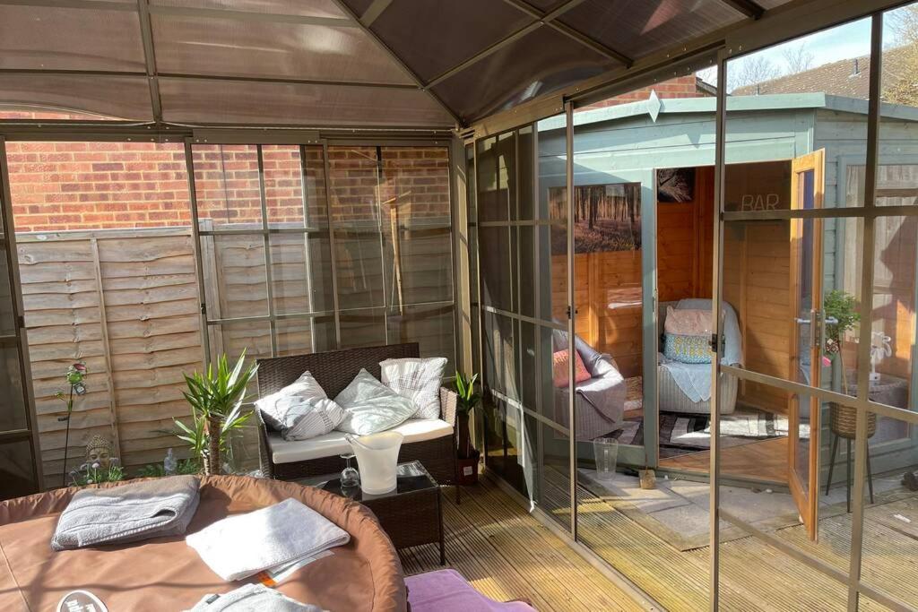 Unique Luxury Spa Sauna Hottub Gaming Private Bar Holiday home *
