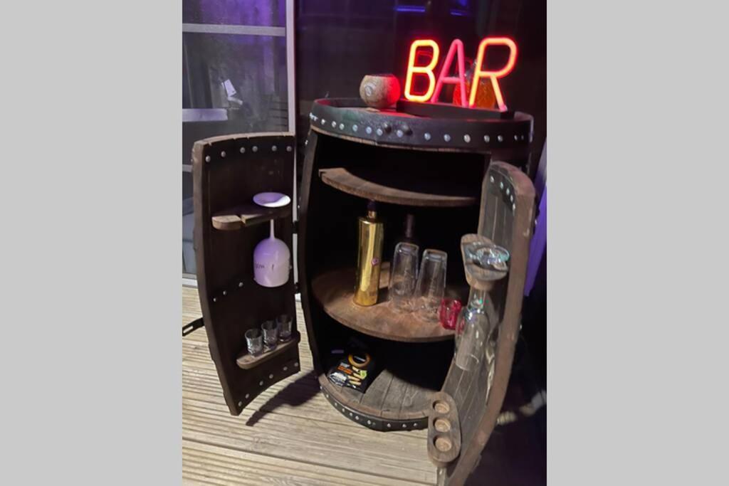 Unique Luxury Spa Sauna Hottub Gaming Private Bar *